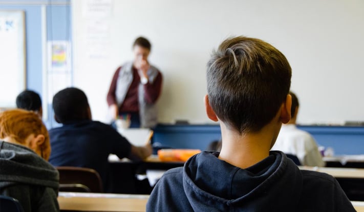Apprendre l'anglais : cours intensifs ou cours standards ?